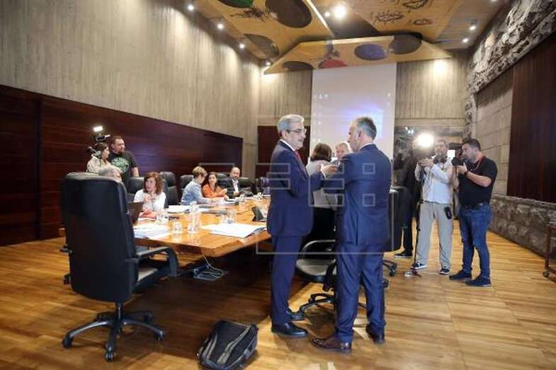  El presidente de Canarias. Ángel Víctor Torres (d), conversa con el vicepresidente Román Rodríguez antes de comenzar la reunión semanal del Consejo de Gobierno (Foto EFE / Cristóbal García)